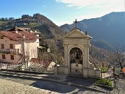 59 Di fronte alla Chiesa sorge  la Cappella della Madonna di Caravaggio